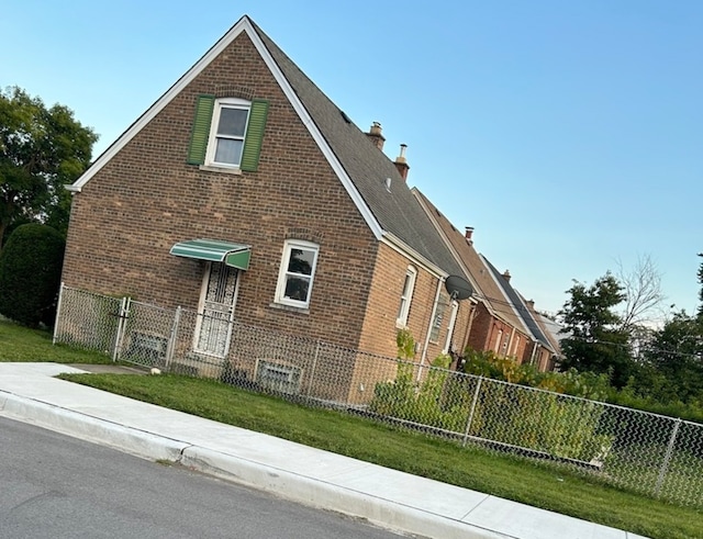 view of side of property featuring a yard