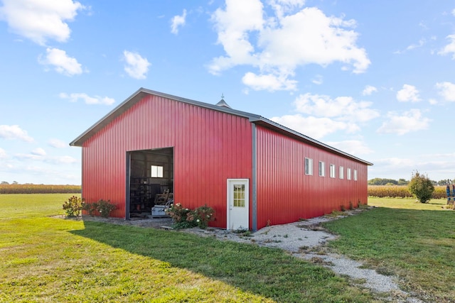 view of pole building featuring a lawn