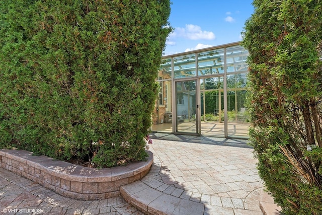 6144 N Keystone Ave, Chicago, IL 60646 - surrounding community with a patio area