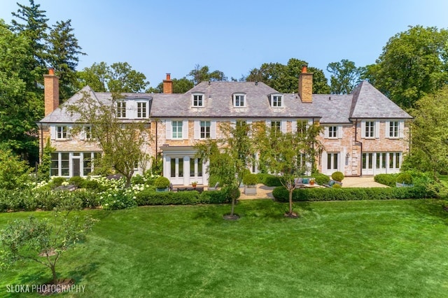 view of front of property with a front lawn