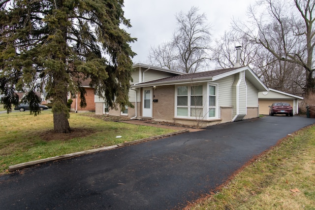 view of front facade featuring a garage and a front yard