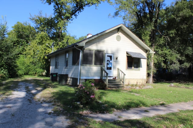 view of front facade featuring a front lawn