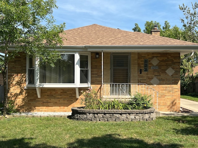 view of front facade featuring covered porch and a front yard