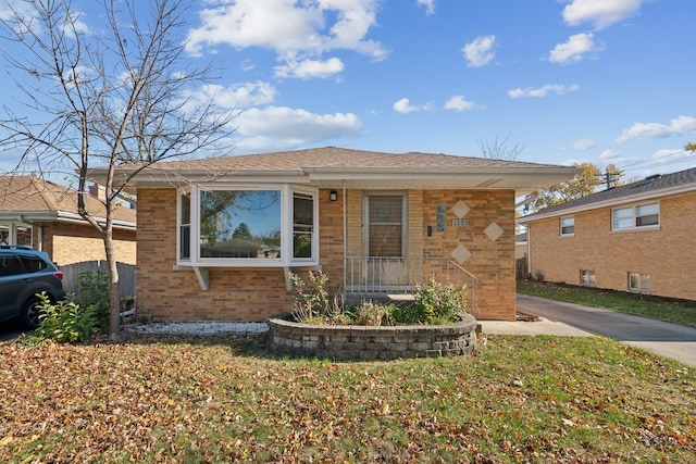 view of front of property with a front yard