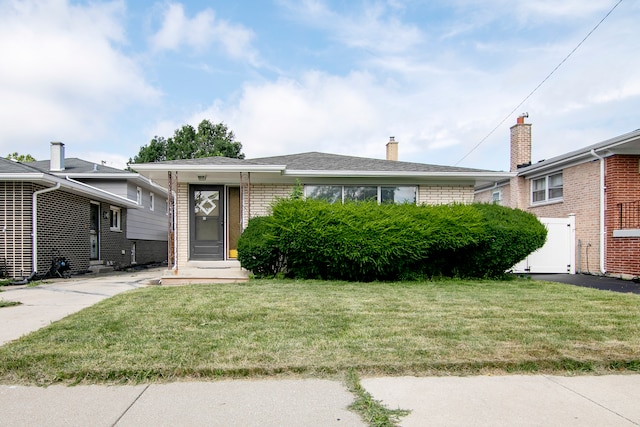 view of front facade with a front lawn