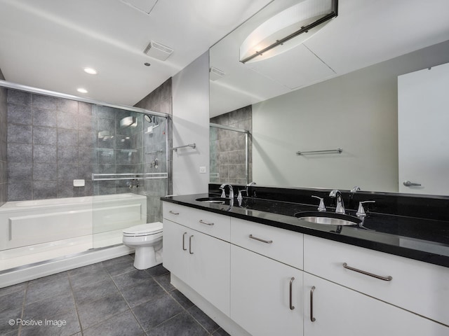 full bath featuring visible vents, a shower stall, toilet, and a sink