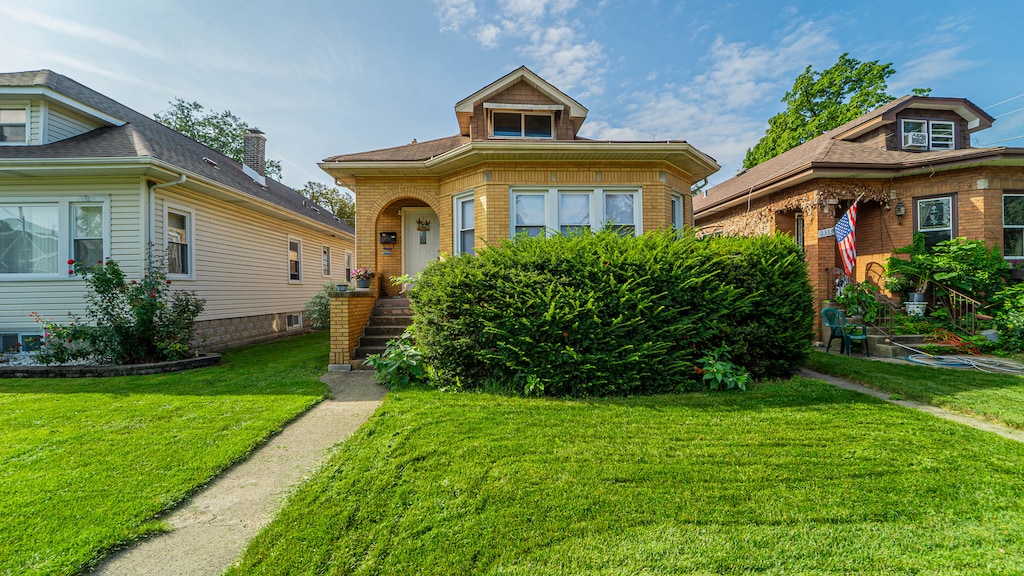 bungalow-style home featuring a front yard