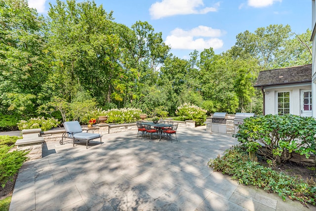 view of patio featuring an outdoor kitchen and area for grilling