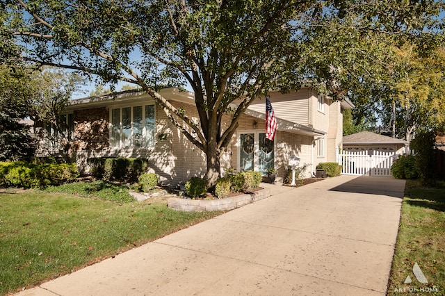 view of front of house featuring a front lawn