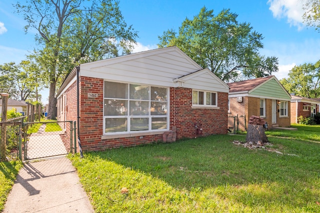 bungalow featuring a front lawn