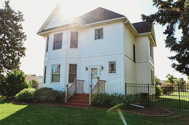 view of front of property featuring a front lawn