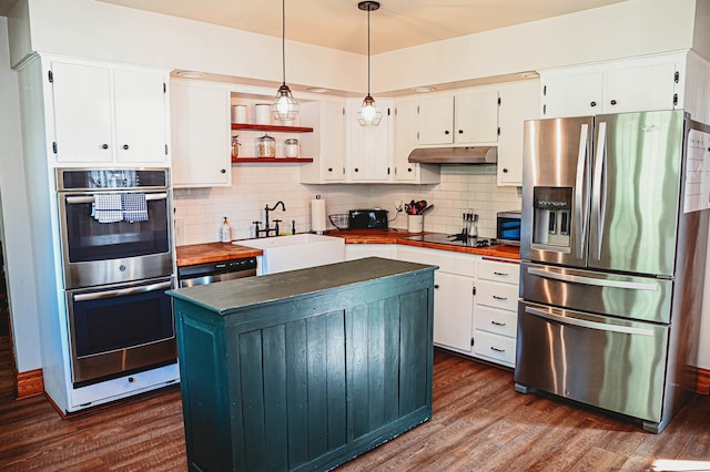 kitchen featuring sink, backsplash, appliances with stainless steel finishes, and dark wood-type flooring