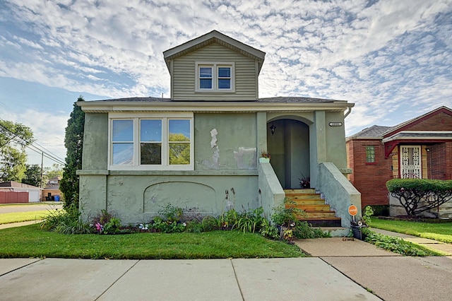 view of front of home featuring a front lawn