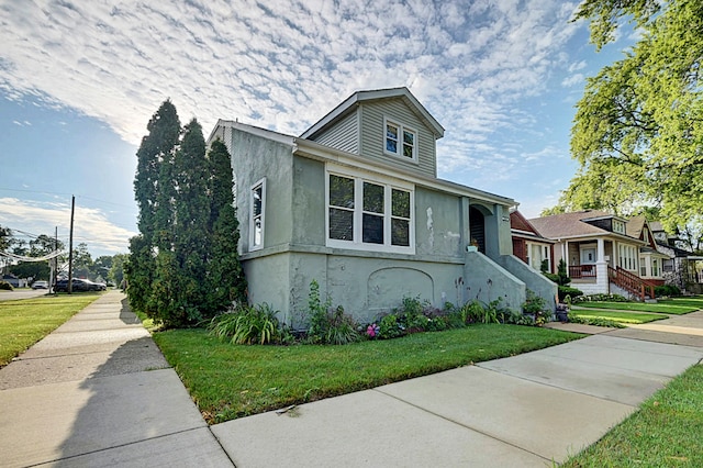 view of front of property featuring a front yard