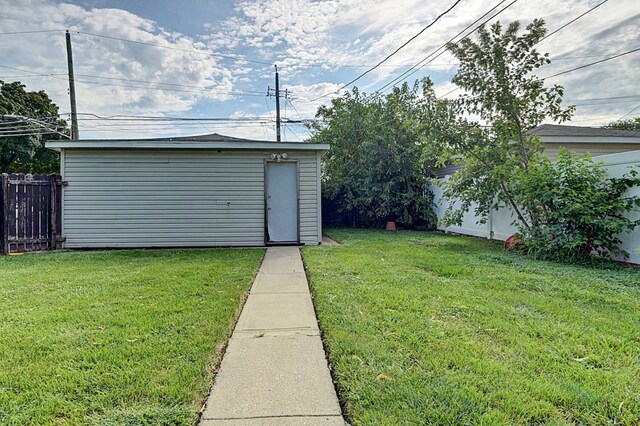 view of yard featuring an outdoor structure