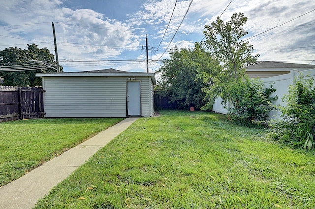 view of yard featuring an outdoor structure