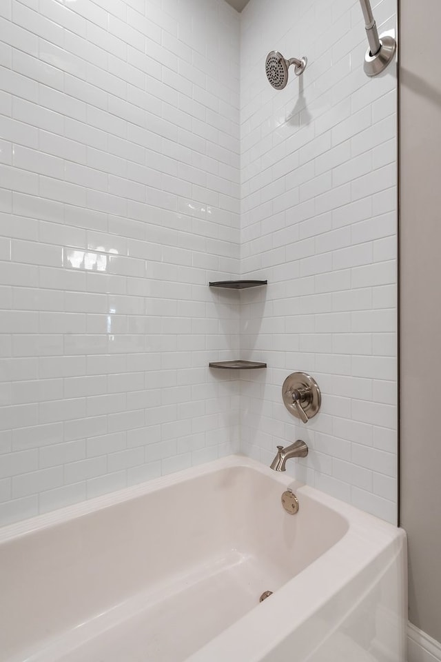 bathroom with tiled shower / bath combo