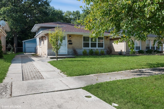 view of front of property featuring a garage and a front yard