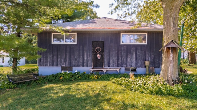 view of front of home featuring a front yard