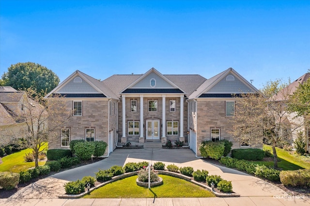 view of front of property featuring a front yard