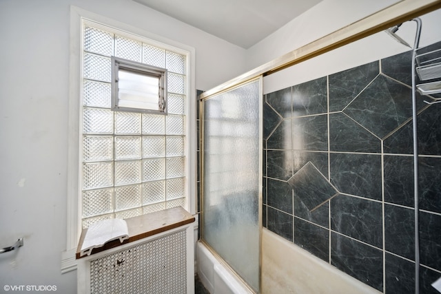 bathroom with combined bath / shower with glass door