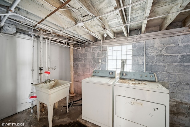 washroom featuring sink and washing machine and clothes dryer