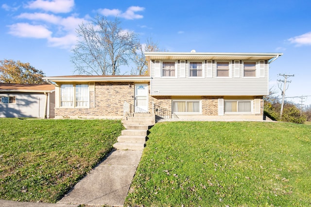 tri-level home featuring a front lawn