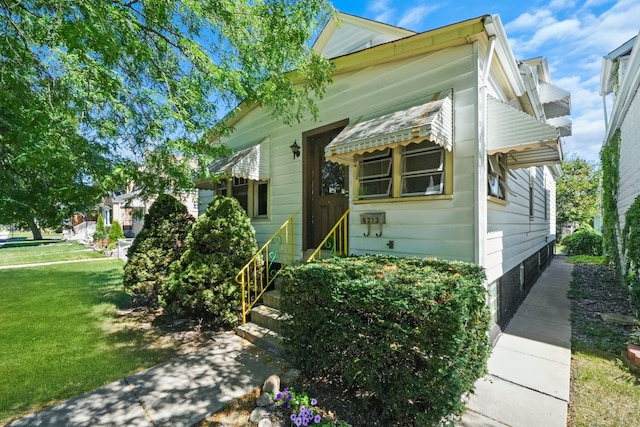 view of front of house featuring a front yard