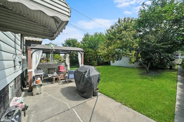 view of yard featuring a patio area and an outdoor hangout area