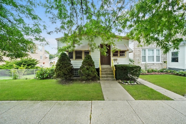 view of front facade featuring a front yard