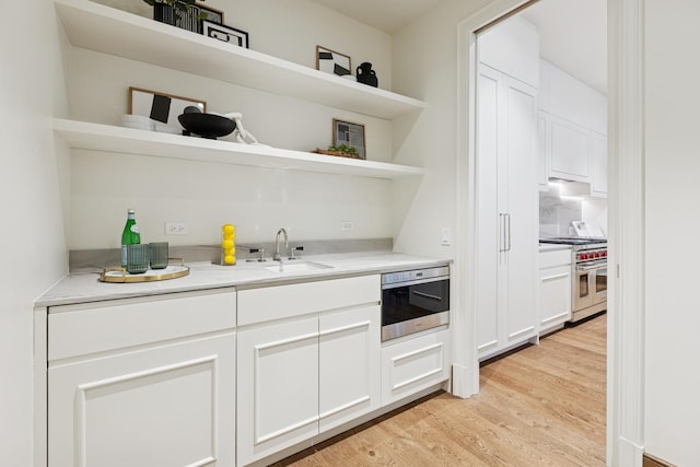 21 N May St Unit 402, Chicago, IL 60607 - bar area with double oven range, light wood-type flooring, and a sink