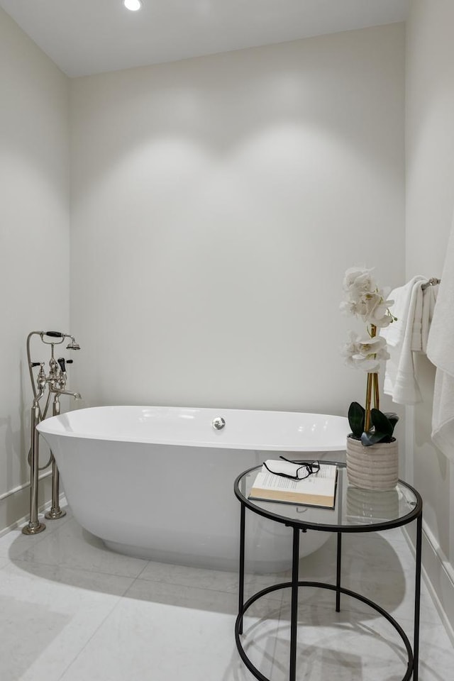 21 N May St Unit 402, Chicago, IL 60607 - bathroom featuring a soaking tub, baseboards, and recessed lighting