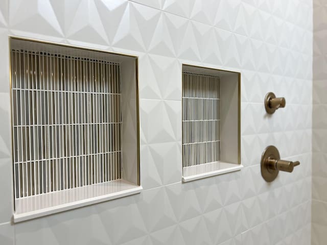 interior details with a tile shower