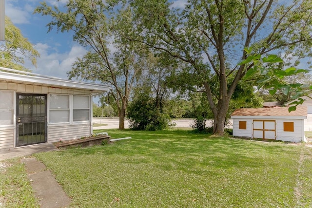 view of yard with a shed