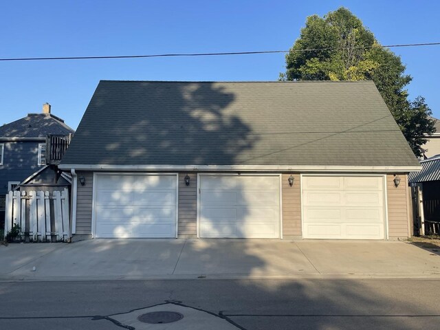 view of front facade with an outdoor structure and a garage