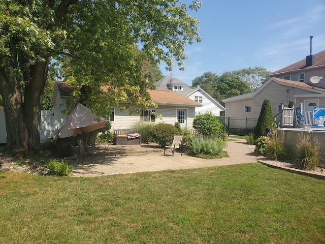 view of yard featuring a patio