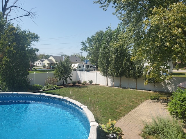 view of swimming pool featuring a lawn