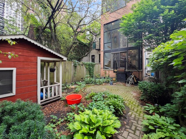 view of yard with an outdoor structure