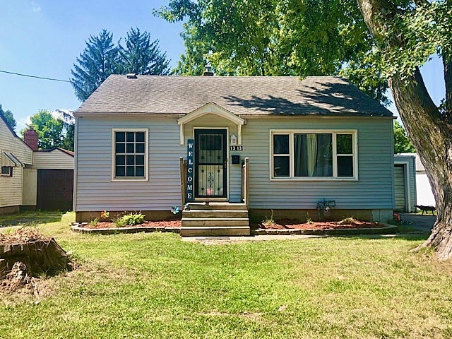 bungalow-style house with a front yard