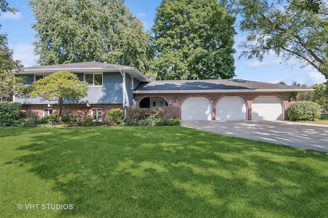 view of front of home featuring a garage and a front yard