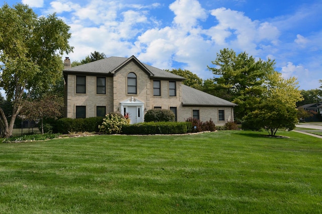 colonial inspired home featuring a front yard