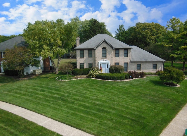 view of front facade with a front lawn