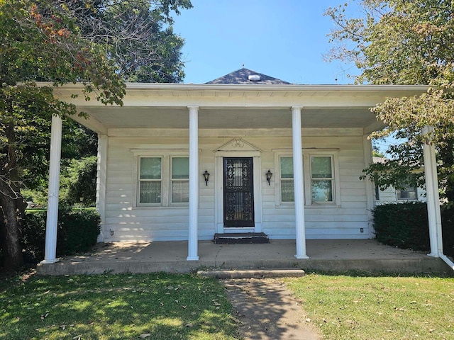 view of front facade with a porch and a front yard