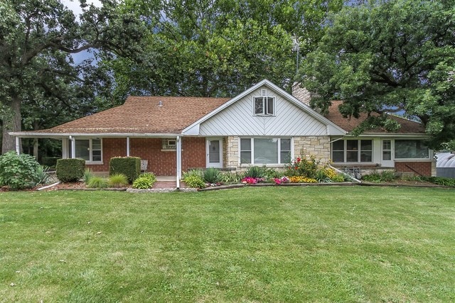 view of front of house with a front lawn