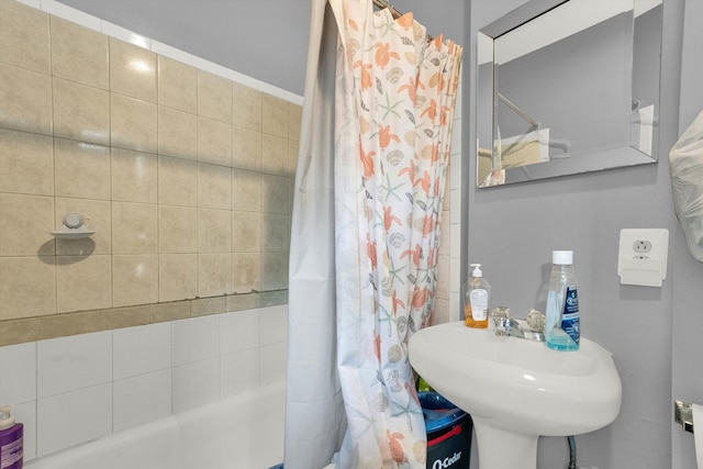 bathroom with sink and shower / bath combo