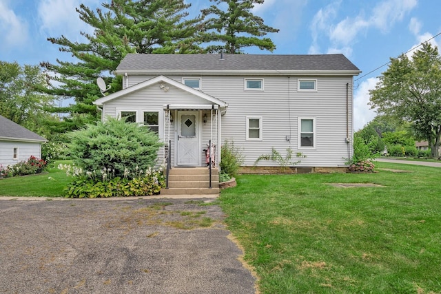 view of front of house featuring a front lawn