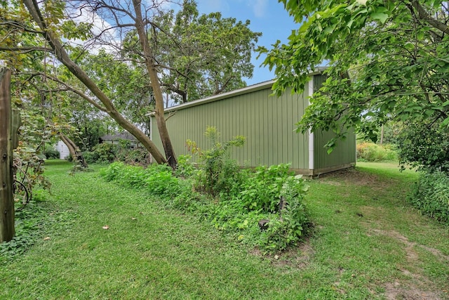 view of yard with an outbuilding