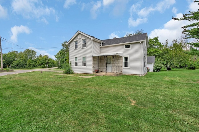 view of front of property featuring a front yard