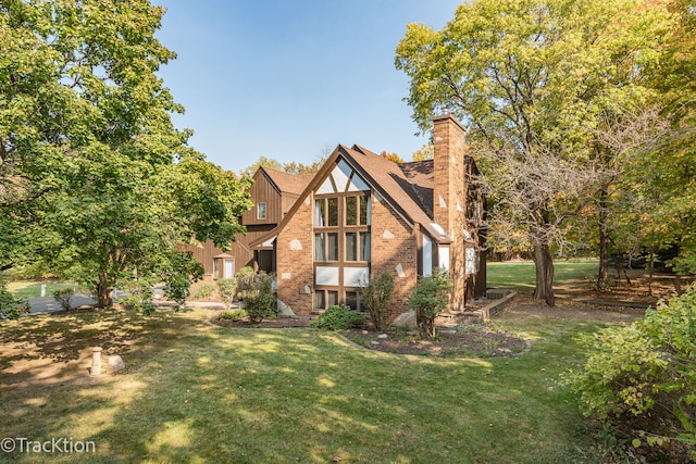 view of front of property with a front yard