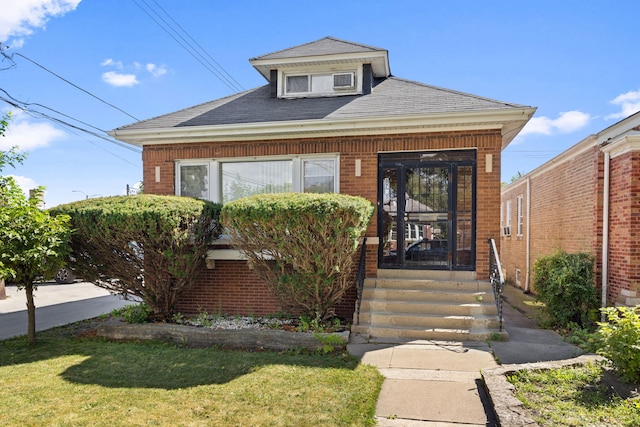 view of front of property featuring a front yard